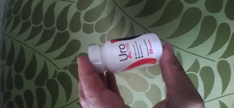 Dos frascos de Uro Active con las cápsulas fuera, foto de un cliente
