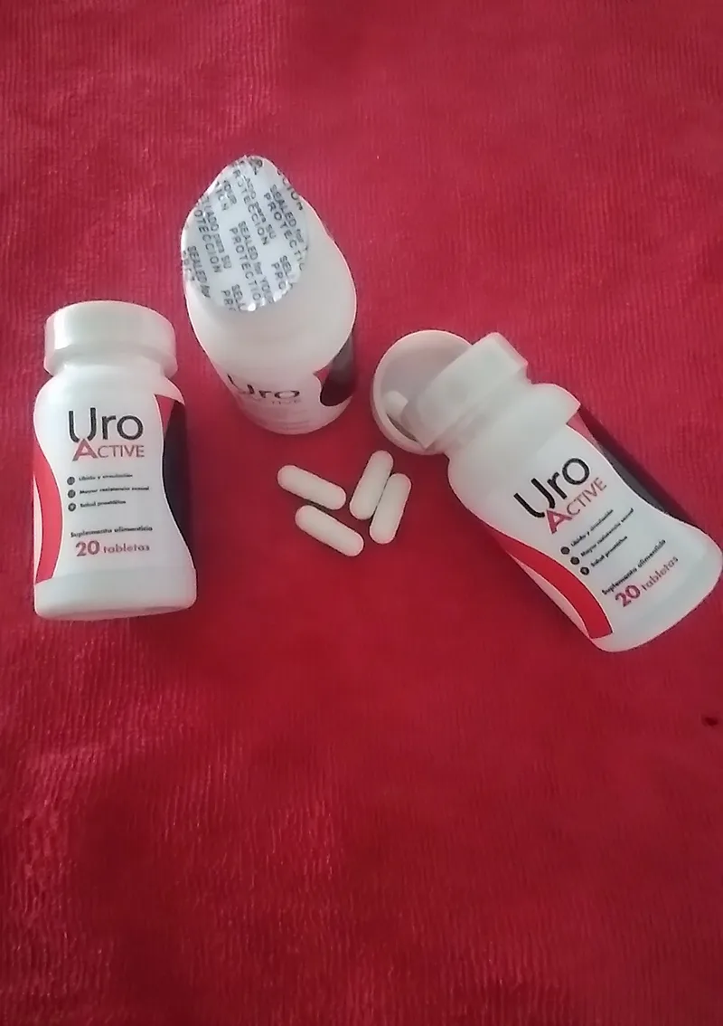 Frascos de Uro Active abiertos con las cápsulas, foto enviada por un cliente